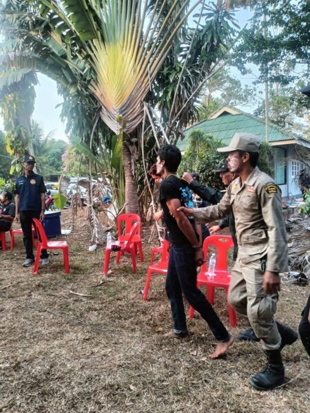 วินาทีเฉียดตายก่อนนายกอนุทิน ขึ้นเวที ที่แท้อดีตนักรบหญิงชุดดำสังเกตพิรุธหนุ่มเมียนมาร์พกปืนบุกงานวันไหลบางเบิด เปิดฉากไล่ล่าระทึกกลางรีสอร์ท ก่อนรวบตัวได้ทันควัน เผยประวัติไม่ธรรมดา เป็นมือปราบหัวขโมยชื่อดังแห่งปะทิว!