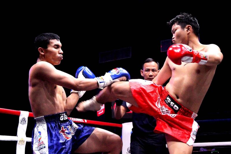 “เสี่ยโก้” นายก่อเกียรติ พาณิชยารมณ์ และ”เสี่ยอู๊ด” นายสรวีร์ ฤทธิชัย จัดมวยไทยซุปเปอร์แชมป์นัดประจำวันเสาร์ที่ 18 เม.ย.69 “มวยรอบสากล ก่อเกียรติ มุ่งแชมป์เปี้ยนโลก” เอ็ม 16 บ้านแรมบ้า ทำให้ชลบุรีเข้ารอบเป็นจังหวัดที่ 3 หลังควงกำปั้นถล่ม ขวัญชัย เปลี่ยนขุนทด จากอ่างทองชนะคะแนนเดือด ส่วนคู่เอกมวยไทย 3 ยก เผด็จศึก ส.บริสุทธิ์ เตะขวาตามด้วยหมัดขวาตรงชนะ TKO.ยก 1 อาลี น้องพุธมวยไทย