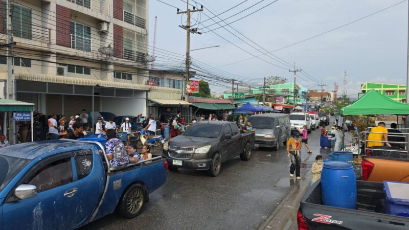 วันไหลบางเสร่สุดคึกคัก แห่หลวงพ่อขึ้นเรือสปีดโบ๊ตให้พร นักท่องเที่ยวเล่นน้ำแน่นเมือง