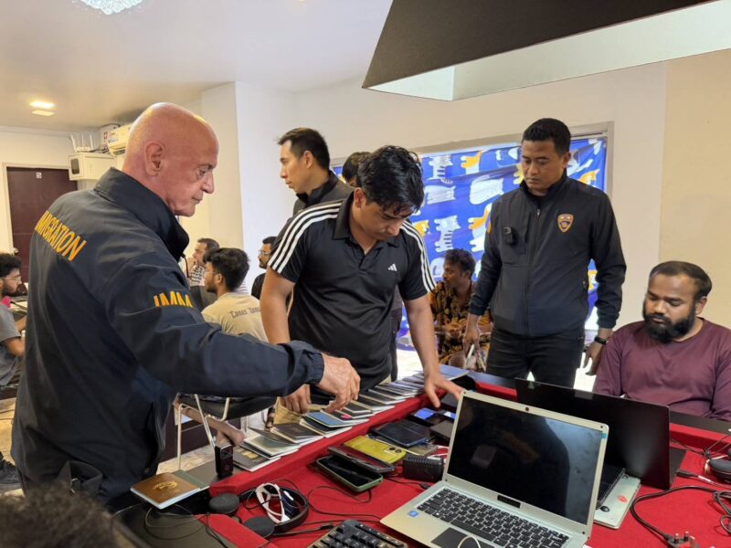 พัทยา – ทลายรังอาบัง เปิดบ้านหรูในประเทศไทย หลอกเพื่อนร่วมชาติลงทุนเทรดหุ้น รวบแอดมินนั่งหน้าคอม 20 คน