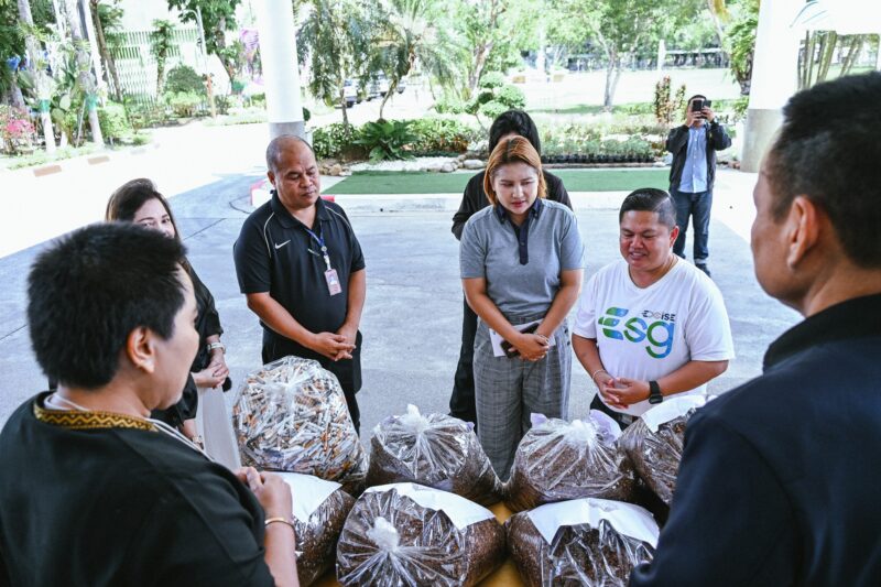 สรรพสามิตแปรรูปของกลาง เหล้า-บุหรี่-ยาสูบ ส่งต่อ ศอ.บต. ผ่านกระบวนการหมักเป็นหัวเชื้อชีวภาพ หนุนโรงเรียนในพื้นที่ เพื่อใช้ในการเกษตร