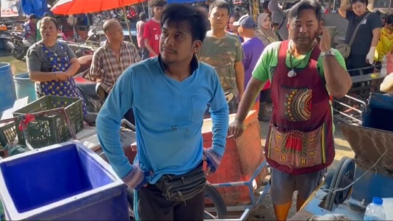 พ่อค้าแม่ค้าตลาดสดหาดใหญ่ จับโจรแห่ประจานหลังขโมยเครื่องมือทำมาหากิน ก่อนถูกรุม ประชาทัณฑ์น่วมส่งตำรวจ