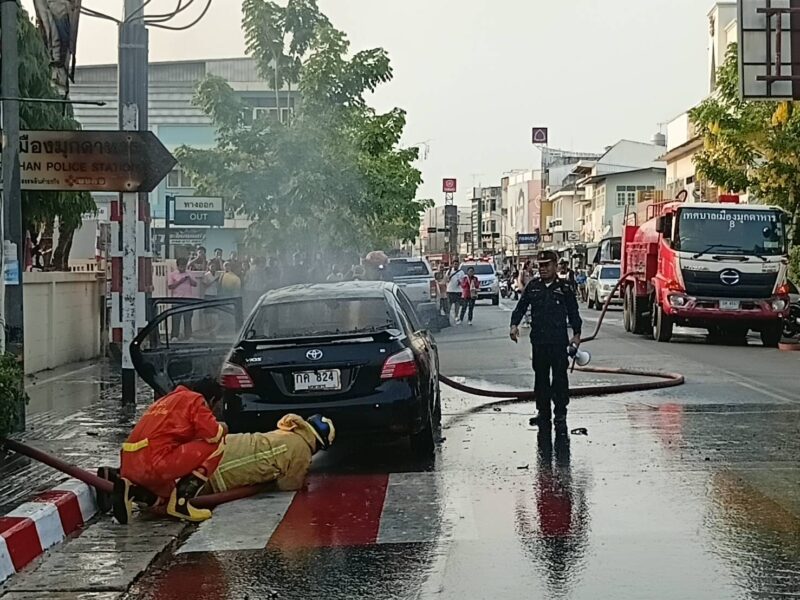 มุกดาหาร หวิดดับยกครัวอดีตข้าราชการครู ไฟไหม้รถทั้งคัน