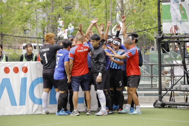 ทัพนักเตะคนตาบอดทีมชาติไทยโชว์ฟอร์มแกร่งส่งท้ายรอบแรก กิตติกร บัวดี และ ปัญญาวุฒิ คุพันธ์ ช่วยกันซัดคนละเม็ดพาทีมกำราบอุซเบกิสถาน 2-0 จบอันดับ 2 ของกลุ่มบี การันตีตั๋วลุยรอบรองชนะเลิศปะทะ “ซามูไรบลู” ญี่ปุ่น พร้อมขยับเข้าใกล้โควต้าชิงแชมป์โลกและพาราลิมปิกไปอีกก้าว