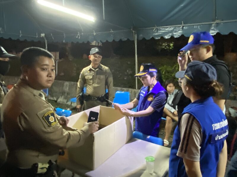 ตราด อ.คลองใหญ่ คุมเข้มชายแดนหญิงขับรถเก๋งเจอด่านกลางดึก ทิ้งเบียร์เขมร 7 ลังเผ่นหนี รวบสาวเขมรเสพยา