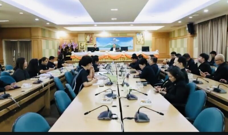 ชุมพร-คณะกรรมาธิการการปกครองท้องถิ่น วุฒิสภา ลงพื้นที่ชุมพร ติดตามการบริหารงานและจัดการขยะ เทศบาลเมืองชุมพรนำเสนอปัญหาหลัก เช่น ปัญหาน้ำท่วมจากการรุกล้ำคูคลอง ภาระค่าไฟโรงสูบน้ำ และอุปสรรคการขอใช้ที่ดินรัฐ พร้อมผลักดันโรงงานผลิตไฟฟ้าจากขยะ เพื่อเร่งปรับปรุงระเบียบกฎหมายให้ท้องถิ่นทำงานคล่องตัวขึ้น