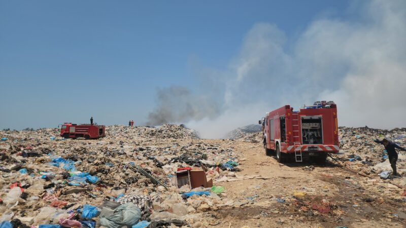 ระดมรถน้ำและรถดับเพลิง ควบคุมเพลิงไหม้บ่อขยะเนื้อที่ 100 ไร่ปริมาณขยะกว่า 200,000 ตัน ขณะที่ชาวบ้าน เริ่มอยู่ไม่ติด ควันพิษส่งผลต่อสุขภาพ