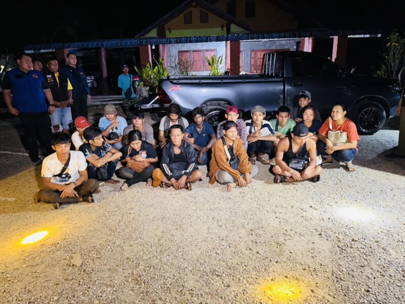 ชุมพร-เมื่อช่วงหัวค่ำวันที่ 23 เมษายน คืนที่ผ่านมา นายพิศิษฐ์ ฤทธิพิชัยสงคราม นายอำเภอท่าแซะ จ.ชุมพร นำกำลังเจ้าหน้าที่ฝ่ายปกครอง ผู้ใหญ่บ้าน พร้อมด้วย เจ้าหน้าที่ กอ.รมน.จังหวัดชุมพร ตำรวจทางหลวงชุมพร ร่วมกันปิดล้อมพร้อมกับควบคุมตัวแรงงานต่างด้าวสัญชาติเมียนมาจำนวน 14 ราย