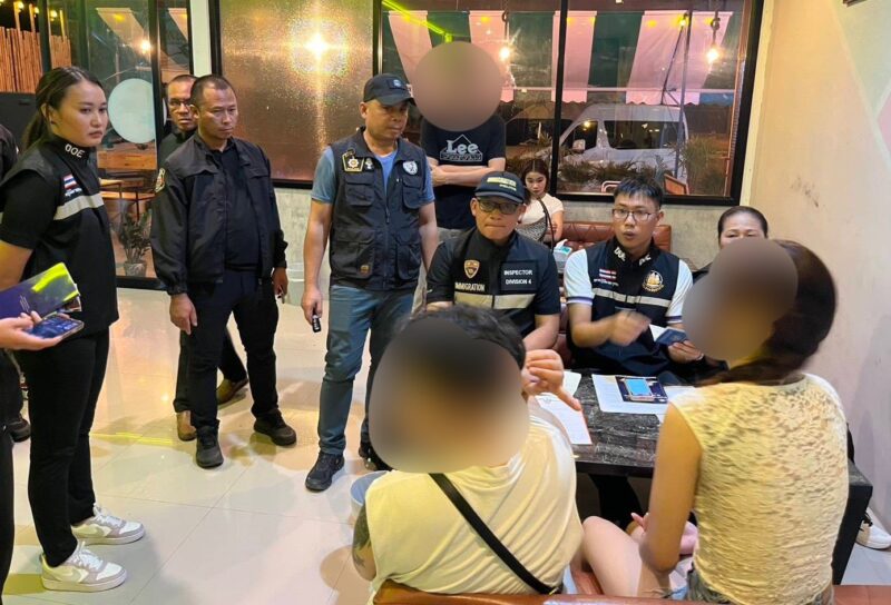 ตม.มหาสารคาม บุกจับสาวลาวลอบทำงานร้านคาราโอเกะ พร้อมดำเนินคดีเจ้าของร้าน