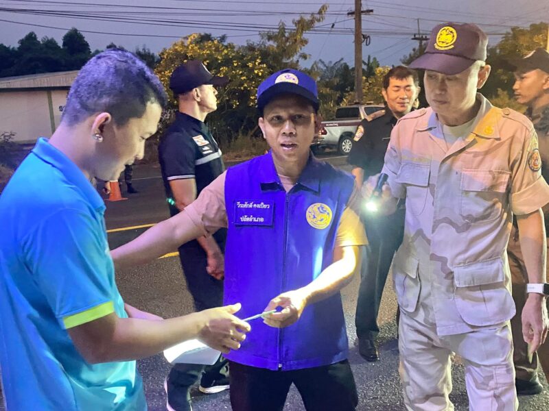 ข่าว อ.คลองใหญ่ จ.ตราด ชายแดนคลองใหญ่ยกระดับตรวจเข้ม ตั้งด่านกลางดึก เจอเสพยารายวัน ยึดน้ำเชื่อม 10 ขวด เตรียมผสม 4×100