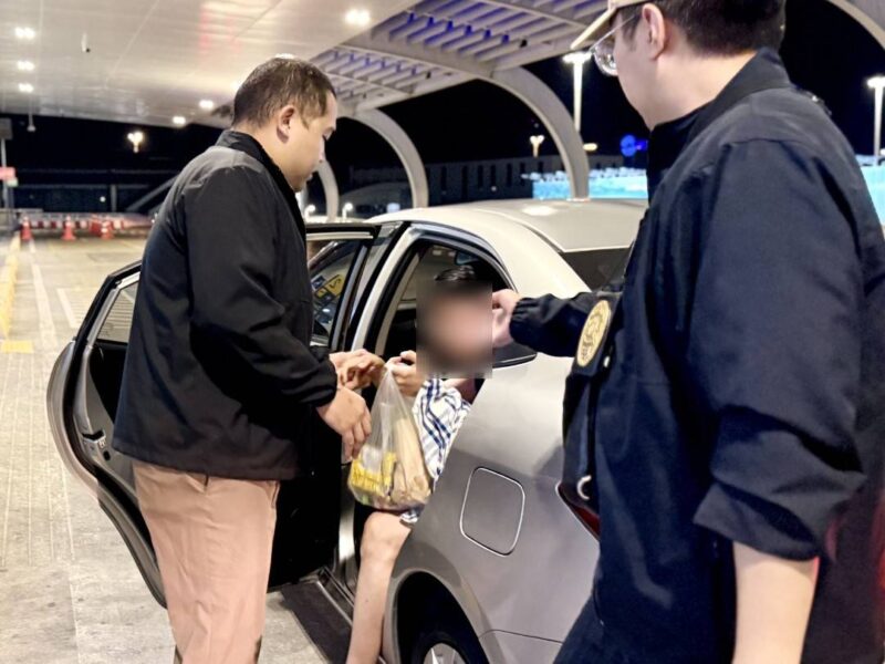 ตม.รวบหนุ่มอิเหนา ตัวการใหญ่ไฮบริดสแกมเมอร์ข้ามทวีป คารีสอร์ทหรูภูเก็ต