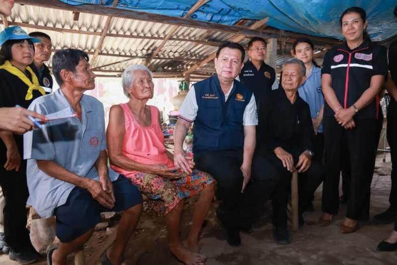 รอยยิ้มปูชนียบุคคล! ผู้ว่าฯกำแพงเพชรรุดเยี่ยมคุณยายทอนวัย 100 ปี โชว์เดินแข็งแรง-เล่าอดีตสงครามสอนลูกหลาน ขุดหลุมหลบภัย-กินข้าวตากประทังชีวิต