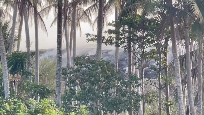 วันที่ 25 เมษายน 2569 ล่าสุดเช้านี้ผู้สื่อข่าวได้ลงพื้นที่บ่อขยะ บ้านสามกอง หมู่ 2 ตำบลเกาะแต้ว อำเภอเมือง จังหวัดสงขลา หลังเกิดเหตุไฟปะทุไหม้บ่อขยะเป็นรอบที่ 8