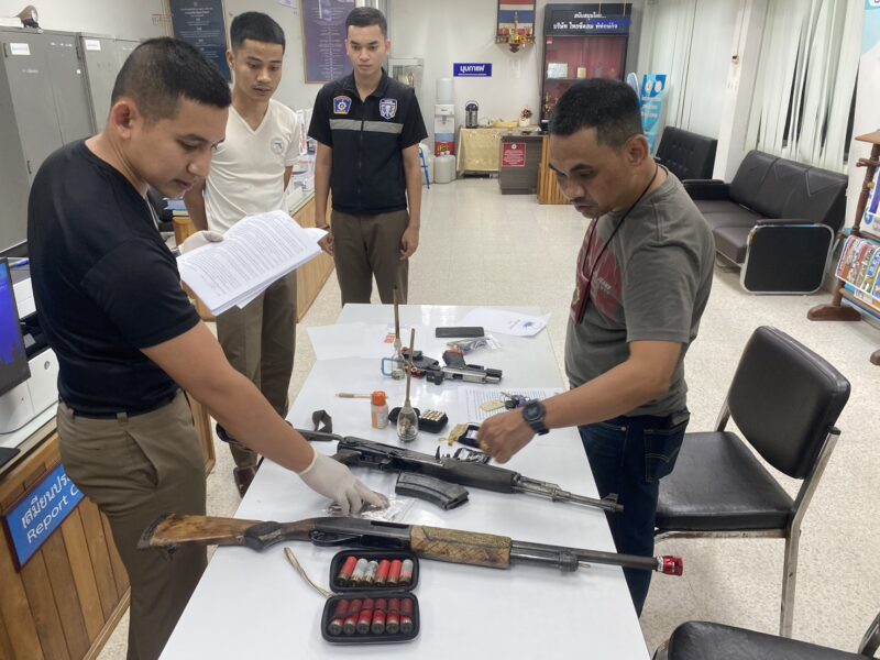 พังงา-ชุดสืบสวนตำรวจภูธรจังหวัดพังงาร่วมกับสืบสวนภาค8 บุกจับหนุ่ม 44 พร้อมยาบ้าและอาวุธปืนสงคราม