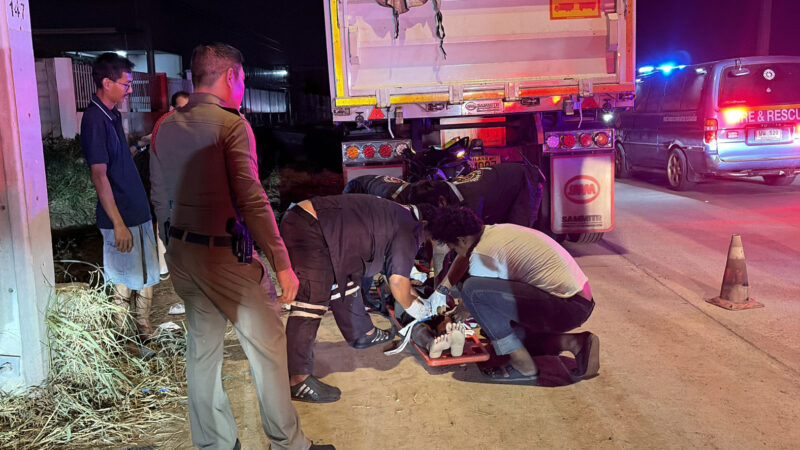 หนุ่มพม่าควบมอเตอร์ไซค์เพื่อน พุ่งอัดท้ายรถพ่วงจอดข้างทาง เจ็บสาหัสจมกองเลือด