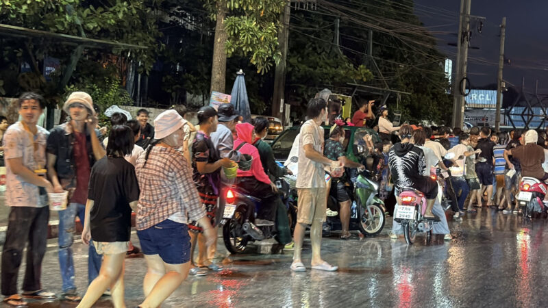 อัมพาตข้ามคืน ปิดท้ายสงกรานต์พระประแดง คลื่นมหาชนแห่สาดน้ำทะลัก ซัดรถติดสาหัสยันตีหนึ่ง ลามป่วนถึงเมืองกรุง