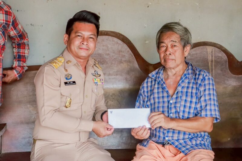 นายวสันต์ ชูเฉลิม นายก อบต.วังทอง ลงพื้นที่มอบเงินช่วยเหลือผู้ป่วย อัมพฤกษ์และผู้ป่วย ฟอกไต บรรเทาความเดือดร้อนประชาชน“