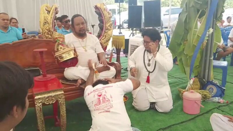 อ่างทอง ส่องตัวเลขน้ำตาเทียนในโอ่งงานพิธีไหว้ครูอาจารย์สรณ์ ท่ามกลางบรรยากาศอัศจรรย์ เข้มขลังด้วยมนต์และพลังเวทย์ มีลูกศิษย์ของขึ้นองค์ลงซึ่งเป็นความเชื่อส่วนบุคคล