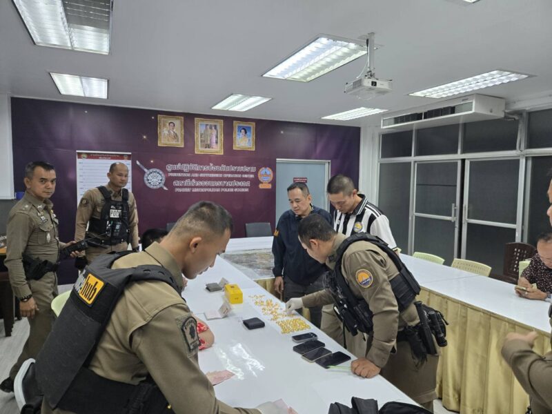 สองหนุ่มจีนเหิม ควงปืนปล้นร้านทองโคราช สืบ ตม.4 , แท็กทีม ภูธรภาค3 นครบาล รวบทันควัน