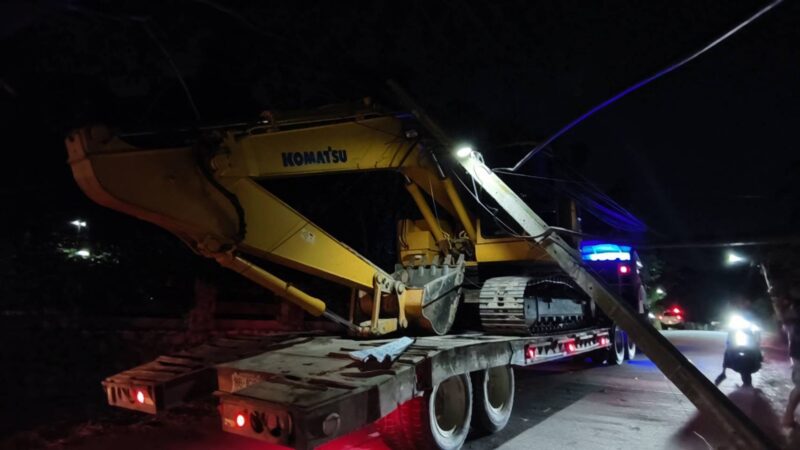 สัตหีบ รถบรรทุก 18 ล้อ บรรทุกแม็คโครเกี่ยวสายไฟ เสาไฟล้มกลางชุมชน