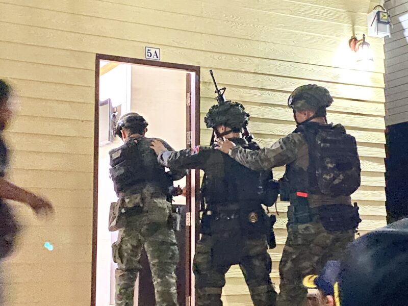 ข่าว อำเภอคลองใหญ่สนธิกำลัง “เอาจริง” กวาดล้างสิ่งผิดกฎหมายตามแนวชายแดน พบแรงงานต่างด้าวและยาเสพติด