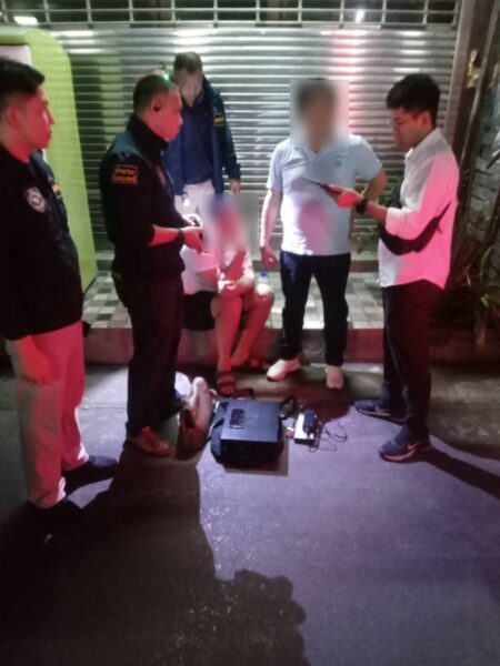 ตร.ไซเบอร์สกัดรถปล่อยคลื่นดักสัญญาณมือถือกลางกรุง รวบชาวจีน 2 รายพร้อมอุปกรณ์ อ้างไม่รู้ผิดกฎหมายไทย