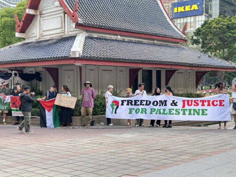 กลุ่ม “Watermelon Wednesdays BKK” รวมตัวจัด Silent Protest หน้าอุทยานเบญจสิริ แสดงจุดยืนเคียงข้างปาเลสไตน์