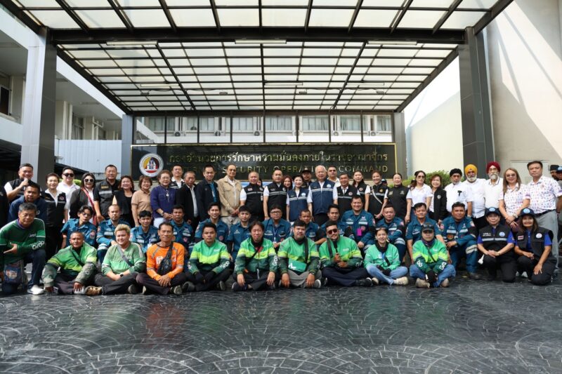 กองอำนวยการรักษาความมั่นคงภายในราชอาณาจักร จัดโครงการ “กอ.รมน. ปันน้ำใจ” จับมือ มูลนิธิป่อเต็กตึ๊ง มูลนิธิไทยอาสาป้องกันชาติ และภาคีเครือข่ายภาคประชาชน มอบสิ่งของอุปโภคบริโภค บรรเทาทุกข์ค่าครองชีพของประชาชน ณ บริเวณด้านหน้ากองอำนวยการรักษาความมั่นคงภายในราชอาณาจักร สวนรื่นฤดี เขตดุสิต กรุงเทพฯ