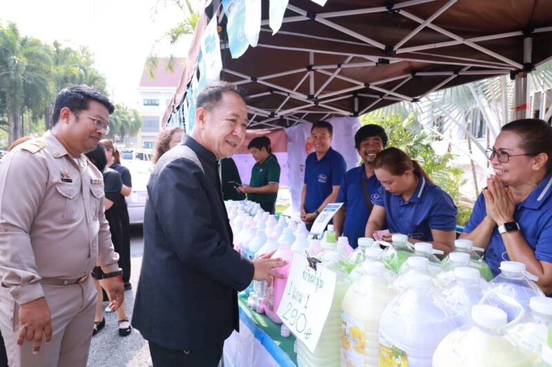 ชาวชลบุรีแห่ช้อปคึกคัก! ผู้ว่าฯ นริศ นำทีมติดตามบรรยากาศร้าน “ธงฟ้าราคาประหยัด” หั่นราคาสินค้าอุปโภคบริโภค ช่วยลดค่าครองชีพประชาชน