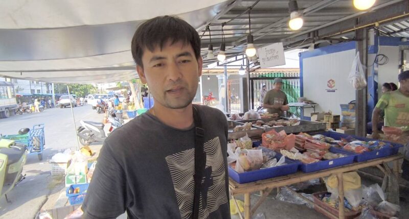 นครนายก – คลิปกล้องวงจรปิดจับภาพคนร้ายลักทรัพย์อาหารแปรรูป ที่เจ้าของร้านอาหารแปลรูป ได้จัดของตามที่ลูกค้าสั่งไว้ในราคา 420 บาท แต่มีชายแปลกหน้าเดินมาลักสินค้าแล้วหลบหนีไป