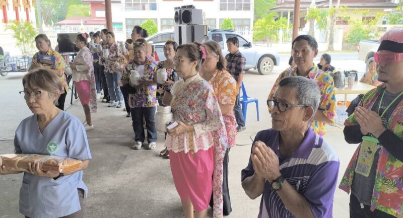 นครนายก – เจ้าหน้าที่โรงพยาบาลนครนายก ร่วมกับอสม.จังหวัดนครนายก จัดพิธีทำบุญเลี้ยงเพลพระ สรงน้ำพระและรดน้ำผู้สูงอายุเนื่องในเทศกาลสงกรานต์