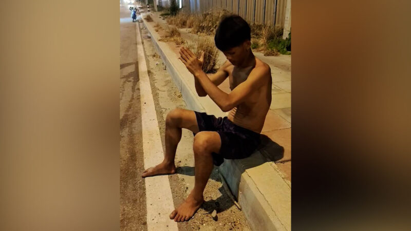 โดนตัวไหน !! หนุ่มพม่า หลอนยายืนไหว้เทวดากลางถนน หวิดถูกรถทับ