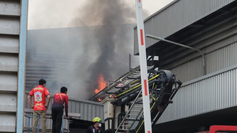ระทึก! ไฟไหม้โรงงาน ในนิคมอุตสาหกรรมโรจนะ ได้ยินเสียงสัญญาณเตือนก่อนระเบิด เร่งระดมกำลังคุมเพลิง