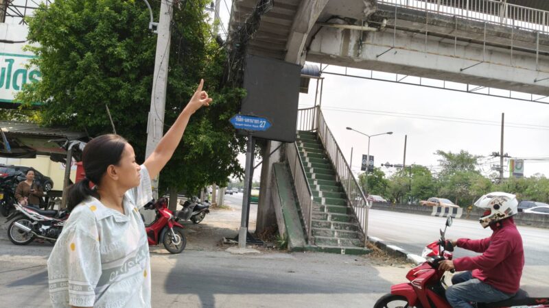 ปทุมธานี – หญิงวัย 44 ปีหวิดดับหลังถูกสายเคเบิลร่วงรัดคอจนรถจยย.ล้มกลางถนน