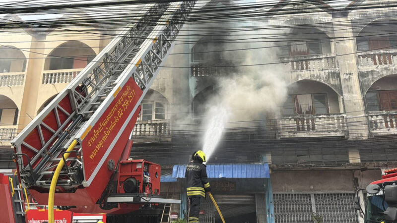 เปิดคลิปนาทีช่วยระทึก ไฟไหม้ร้านทุเรียน เด็ก 13 สำลักควัน ชาวบ้านช่วยชีวิตทัน
