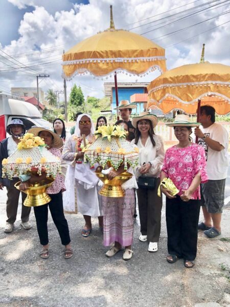 “สะเทือนบางสะพาน! งานบวชสุดอลังการ 150 โต๊ะ ศรัทธาล้น นายก อบจ. ร่วมอนุโมทนาบุญ สะพานไม้ไผ่สุดตระการตา”