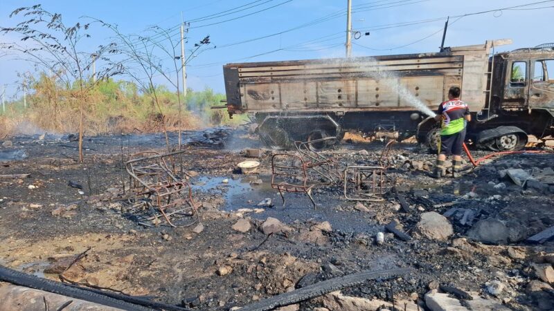 เพลิงไหม้รถบรรทุกวอด 3 คัน ท้ายซอยประชาอุทิศ 76