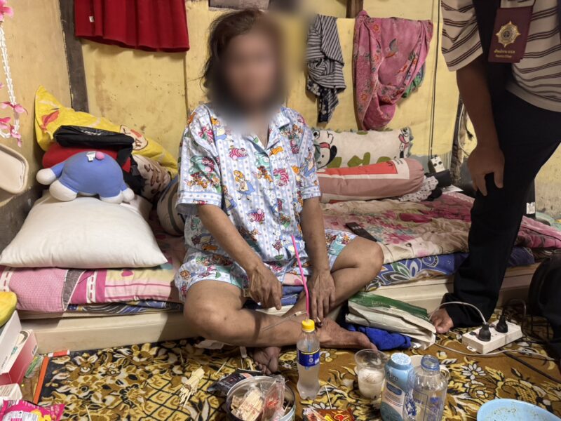 ชุดปราบปรามยาเสพติด หรือ ชุดตะวันนำกำลังเข้าตรวจค้นจันทร์วิโรจน์ รวบหญิงวัย 60 พร้อมยาเสพติด