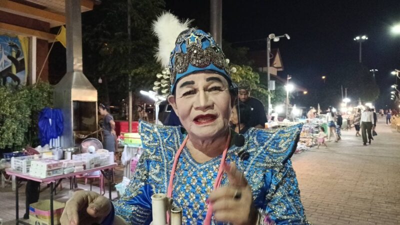 มุกดาหาร – ลุงลิเกวัย 70 เปิดหมวก หาเงินเลี้ยงชีพยุคข้าวยากหมากแพง