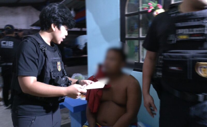 CIB ทลายขบวนการค้ามนุษย์นครปฐม! รวบผัวเมียใจโหด บังคับเด็กสวมชุดนักเรียนถือ QR Code ขอทาน ตัดวงจร “ขอทานออนไลน์” ยึดทรัพย์อื้อ