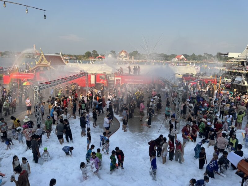 ปทุมธานี – ปิดท้ายชุ่มฉ่ำวันไหลสามโคกปชช.เล่นน้ำวันสุดท้ายแน่นถนน