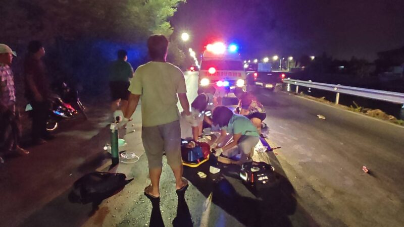 ปทุมธานี – สลดหนุ่มขับบิ๊กไบค์พุ่งชนท้ายกระบะร่างกระเด็นถูกปาเจโร่ชนซ้ำดับคาที่มีคลิปหน้ารถ