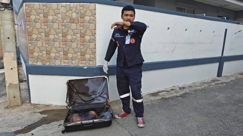 ปทุมธานี – วงแตกทั้งหมู่บ้านตร.รุดตรวจสอบกระเป๋าปริศนาส่งกลิ่นเหม็นคละคลุ้ง เปิดดูพบซากลูกสุนัขเน่าอืด