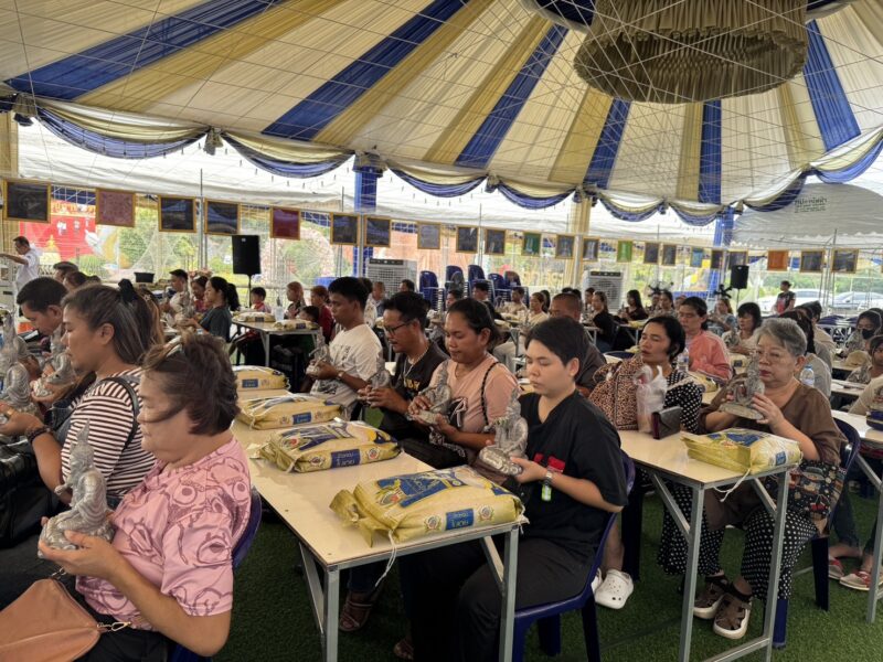 ปทุมธานี – ปชช.แห่กราบไหว้สิ่งศักดิ์สิทธิ์อาศรมฤาษีเณรพร้อมส่องเลขเด็ดลุ้นโชค