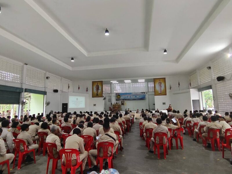 กวาดบ้านตัวเอง!” นายอำเภอบางสะพานสั่งล็อกห้องประชุม ตรวจฉี่ผู้นำท้องที่ทั้งอำเภอ ลั่นพบสีม่วงให้ออก-ดำเนินคดีทันที