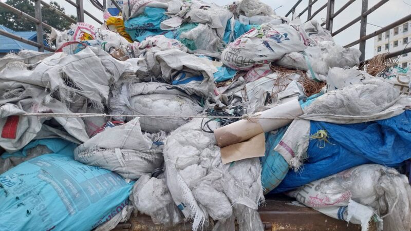 ปทุมธานี – ชาวบ้านผวา รถปริศนาขนขยะจอดแช่ริมทางนับปี หวั่นเชื้อโรคแพร่ระบาด