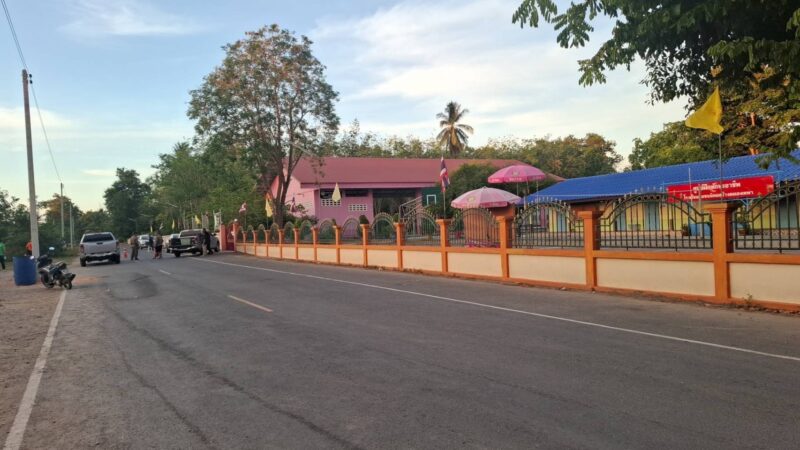 ตร.เร่งรวบรวมพยานหลักฐาน เตรียมขอศาลออกหมายจับ มือยิงนักฟุตบอล คาสนาม อบต. เผยทั้งคู่ขัดแย้งส่วนตัวมาก่อน แต่เคลียร์ใจไม่ลง สุดท้ายชกต่อสู้ไม่ได้ ชักปืนยิง