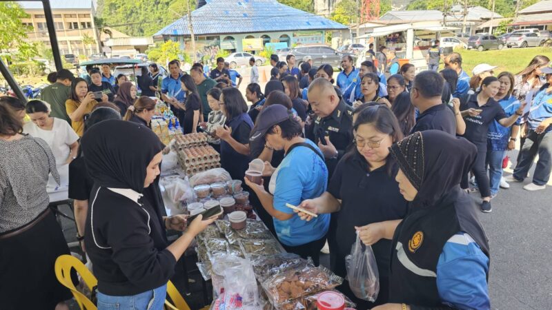 พังงา- Kick off “ไทยช่วยไทย” ชวนช้อปของถูกใกล้บ้านหน้าที่ว่าการอำเภอ ลดสูงสุด 58% บรรเทาค่าครองชีพ