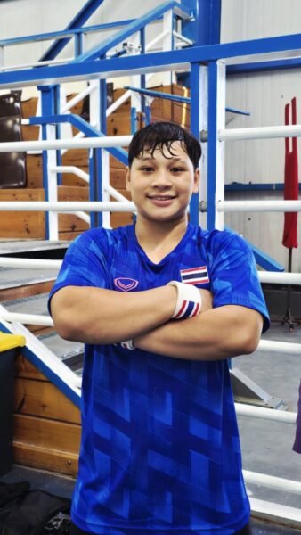 สองจอมพลังหญิงทีมชาติไทย นฤมล วงษ์หาจักร และ สุฑาสิณี แก้วสิงขรณ์ เตรียมประเดิมเวทียกน้ำหนักเยาวชนชิงชนะเลิศแห่งโลก ประจำปี 2569 รุ่นเยาวชนหญิงรุ่น 48 กิโลกรัม กลุ่มเอ ในวันที่ 2 พฤษภาคม 2569 เวลา 17.00 น.ของประเทศไทย ต่อด้วยณัฐชา แก้วน้อย รุ่นเยาวชนหญิง 53 กิโลกรัม เวลา 23.00 น.