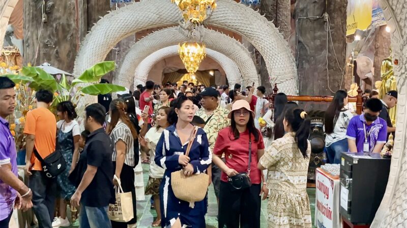 นครนายก – วันแรงงานคึกคัก นนท.แห่เที่ยวชมความงาม”ถ้ำพญานาค”วัดมณีวงศ์